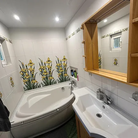 House By The Sea With Hot Tub Hébergement de vacances Riga